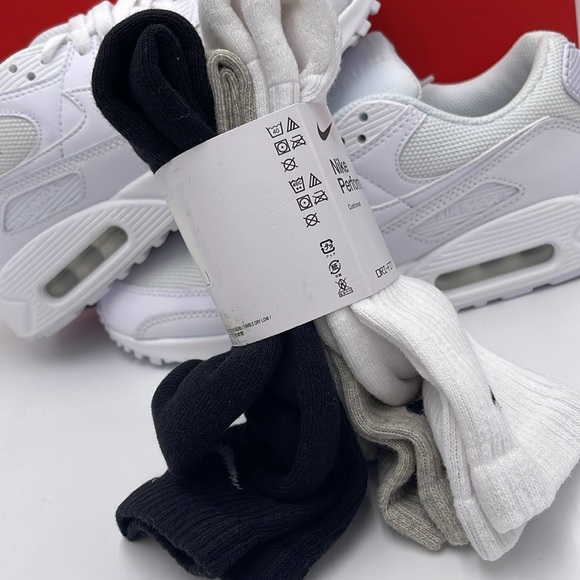 Nike Everyday Cushioned Training Crew Socks (3 Pairs)
Size M - m6-8; w6-10; - Picture 10 of 16